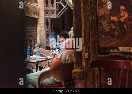 Kairo, Ägypten. Juni 2024. Ein ägyptischer Mann schläft in einem Coffee Shop in der Innenstadt von Kairo während des außergewöhnlich heißen Wetters im Sommer. Quelle: SOPA Images Limited/Alamy Live News Stockfoto