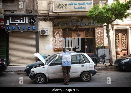 Kairo, Ägypten. Juni 2024. Ein ägyptischer Mann wartet in der Sommerhitze der Innenstadt von Kairo an seinem kaputten Auto. Quelle: SOPA Images Limited/Alamy Live News Stockfoto