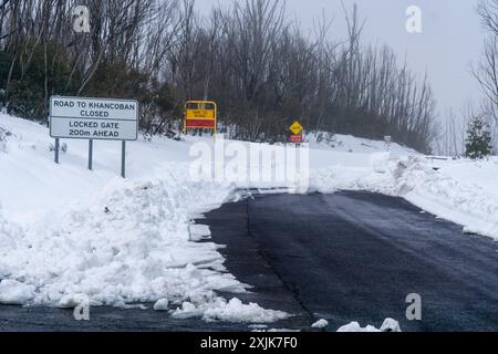 Die Straße zwischen Cabramurra und Khancoban wird im Winter routinemäßig geschlossen, da sie am 17. Juli 2024 durch Schnee blockiert ist Stockfoto