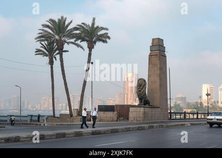 Kairo, Ägypten. Juli 2024. Zwei ägyptische Männer überqueren die Qasr-El-Nil-Brücke während der frühen Morgenfahrt. Quelle: SOPA Images Limited/Alamy Live News Stockfoto