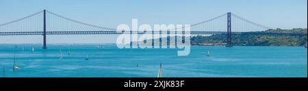 Die Brücke vom 25. April – Ponte 25 de Abril – ist eine Hängebrücke über den Tejo Stockfoto