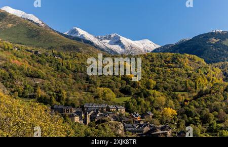 Dorf Taull vor PIC del Pessó (2894 m) und PIC de les Mussoles (2876 m) Bohí-Tal (La Vall de Boí), Lérida, Spanien Stockfoto