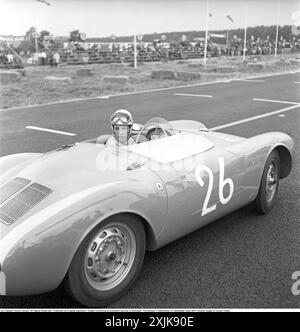 Kristianstad Grand Prix 7. August 1955 der große Preis Schwedens für Sportwagen wurde ab 1955 drei Jahre lang auf der Råbelöfsbanan ausgetragen. Hier Gert Kaiser. Geboren am 1. März 1925, gestorben am 12. Oktober 1999. Schwedischer Rennfahrer, der für Porsche fuhr. Der Wagen ist ein Porsche 550 Spyder. Anders Svahn Ref. SVA10, SVA11 Stockfoto