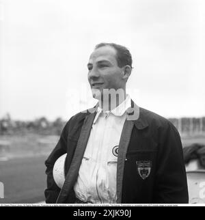 Stirling Moss 1955. Kristianstad Grand Prix 7. August 1955 der große Preis Schwedens für Sportwagen wurde ab 1955 drei Jahre lang auf der Råbelöfsbanan ausgetragen. Hier der britische Rennfahrer Stirling Moss. Geboren am 17. September 1929, gestorben am 12. April 2020. Einer der erfolgreichsten Rennfahrer Englands mit 212 Motorrennen von 529, die er absolvierte. Anders Svahn Ref. SVA10, SVA11 Stockfoto