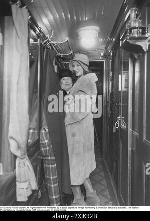 Die schwedische Schauspielerin Greta Garbo. 1905-1990. Schwedische Schauspielerin mit ihren glorreichen Tagen in den 1920er und 1930er Jahren Im Alter von 35 Jahren zog sie sich von der Filmvorführung zurück, nachdem sie in 28 Filmen gespielt hatte. Mit ihrer Mutter Anna. Das Bild wurde 1928 in einem schwedischen Eisenbahnwaggon aufgenommen. Auf dem Tisch ist eine Sektflasche zu sehen. Stockfoto