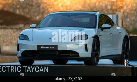 Porsche Taycan 4S auf der Ausstellungsplattform Stockfoto