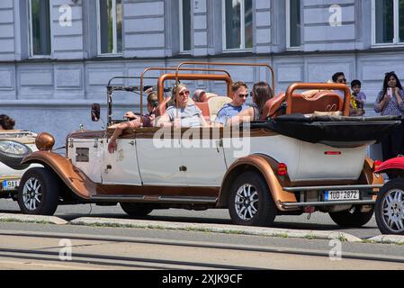 Klassischer Oldtimer im Retro-Stil für Besichtigungstouren durch das historische Stadtzentrum von Prag in Prag, Tschechische republik am 18. Juli 2024 Stockfoto