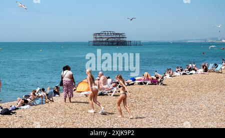 Brighton Großbritannien 19. Juli 2024 - Menschenmassen genießen die heiße Sonne am Brighton Beach mit Temperaturen, die in einigen Teilen des Südostens 30 Grad erreichen werden: Credit Simon Dack / Alamy Live News Stockfoto