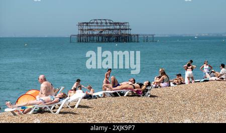 Brighton Großbritannien 19. Juli 2024 - Menschenmassen genießen die heiße Sonne am Brighton Beach mit Temperaturen, die in einigen Teilen des Südostens 30 Grad erreichen werden: Credit Simon Dack / Alamy Live News Stockfoto