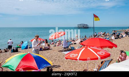 Brighton Großbritannien 19. Juli 2024 - Menschenmassen genießen die heiße Sonne am Brighton Beach mit Temperaturen, die in einigen Teilen des Südostens 30 Grad erreichen werden: Credit Simon Dack / Alamy Live News Stockfoto