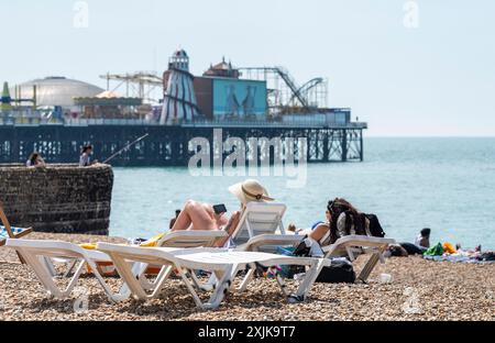 Brighton Großbritannien 19. Juli 2024 - Menschenmassen genießen die heiße Sonne am Brighton Beach mit Temperaturen, die in einigen Teilen des Südostens 30 Grad erreichen werden: Credit Simon Dack / Alamy Live News Stockfoto