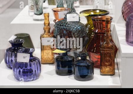 Verschiedene Glasblumenvasen werden im Geschäft verkauft. Gläser für Blumen. Stockfoto