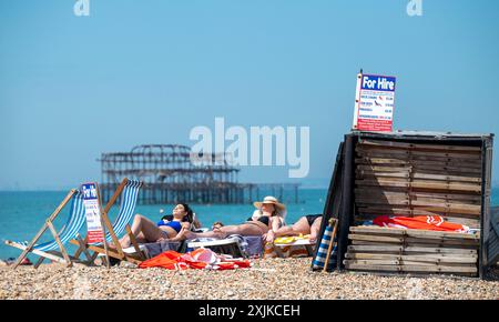 Brighton Großbritannien 19. Juli 2024 - Sonnenanbeter genießen die heiße Sonne am Brighton Beach mit Temperaturen, die in einigen Teilen des Südostens 30 Grad erreichen werden: Credit Simon Dack / Alamy Live News Stockfoto