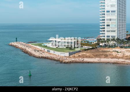 Puerto Vallarta, Mexiko - 27. März 2019: Modernes Hochhaus mit Blick auf die ruhige Meereslandschaft. Stockfoto