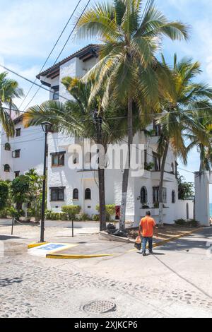 Puerto Vallarta, Mexiko - 27. März 2019: Ein lokaler Spaziergang durch traditionelle Architektur. Stockfoto