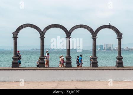 Puerto Vallarta, Mexiko - 27. März 2019: Einheimische und Touristen genießen die Aussicht auf das Meer durch berühmte Bögen. Stockfoto