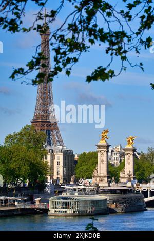 Pont Alexandre III, Sena, Eiffelturm, Paris, Frankreich. Stockfoto