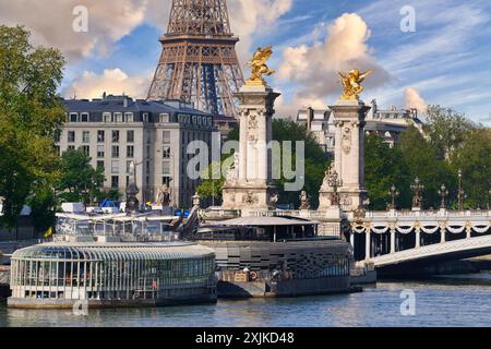 Pont Alexandre III, Sena, Eiffelturm, Paris, Frankreich. Stockfoto