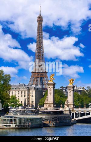 Pont Alexandre III, Sena, Eiffelturm, Paris, Frankreich. Stockfoto