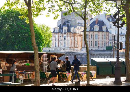 Buchhändler stehen am Ufer der seine am Quai de Conti in Paris, Frankreich. Stockfoto