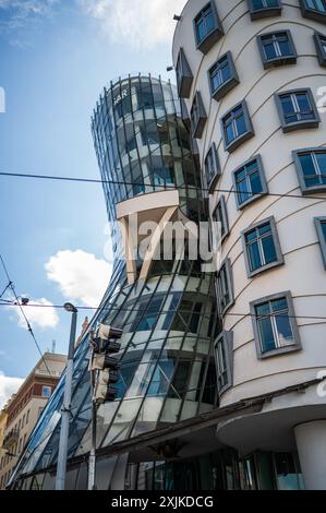 Das Tanzhaus oder Ginger und Fred (Tančící dům) ist der Spitzname für das nationale-Nederlanden-Gebäude auf der Rašínovo nábřeží in Prag, CZ Stockfoto