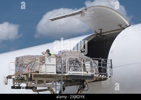 Nahaufnahme des mit Luftfracht beladenen Flugzeugs Stockfoto