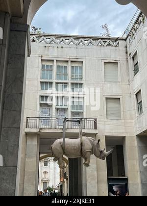 Brescia, Italien. Ein Nashorn hängt an den Toren der Piazza Vittoria Stockfoto