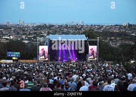 UK. Juli 2024. LONDON, ENGLAND - 18. JULI: „Suede“ tritt am 18. Juli 2024 im Alexandra Palace Park auf. CAP/MAR © MAR/Capital Pictures Credit: Capital Pictures/Alamy Live News Stockfoto