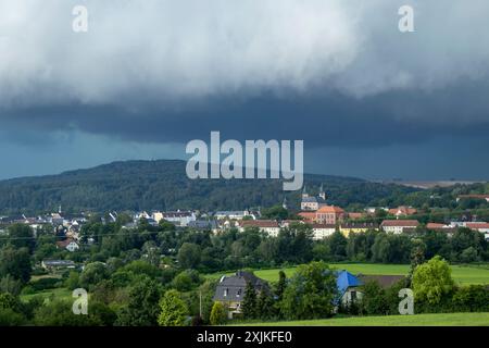 Sturmwolken sammeln sich über der Stadt Rochlitz in Sachsen Stockfoto