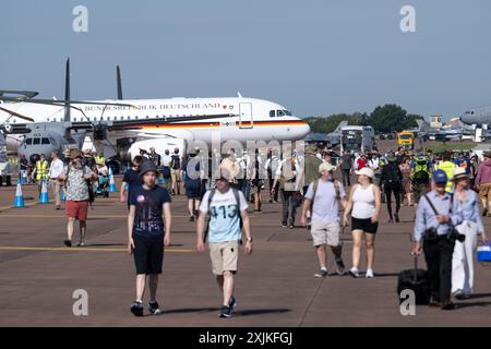 Cirencester, Großbritannien. Juli 2024. Am 19. Juli 2024 im RAF Fairford, Cirencester, Vereinigtes Königreich (Foto: Cody Froggatt/News Images) in Cirencester, Vereinigtes Königreich, kommen aufgeregte Menschenmassen vor der Royal International Air Tattoo 2024 in Cirencester, Vereinigtes Königreich 2024. (Foto: Cody Froggatt/News Images/SIPA USA) Credit: SIPA USA/Alamy Live News Stockfoto