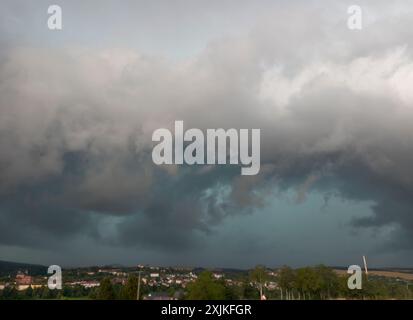 Sturmwolken sammeln sich über der Stadt Rochlitz in Sachsen Stockfoto