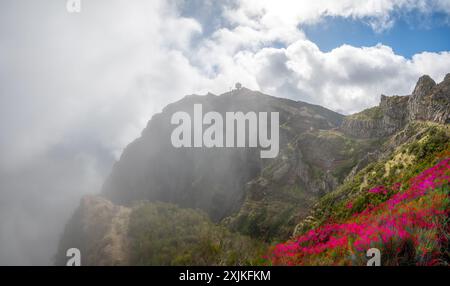 Gipfel des Berges Pico do Arieiro, Insel Madeira, Portugal. Dramatische Berggipfel durchdringen Wolken und bieten Wanderern einen unvergesslichen alpinen Aufenthalt Stockfoto