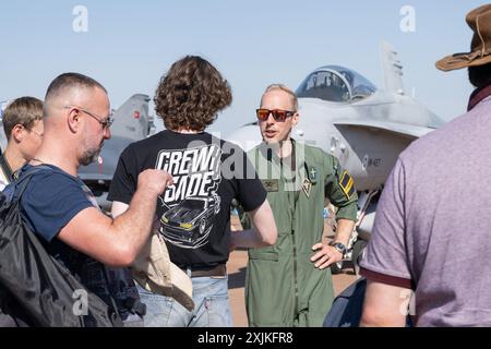 Mitglieder der Öffentlichkeit treffen Piloten während der Royal International Air Tattoo 2024 im RAF Fairford, Cirencester, Vereinigtes Königreich. Juli 2024. (Foto: Cody Froggatt/News Images) in Cirencester, Großbritannien am 19.07.2024. (Foto: Cody Froggatt/News Images/SIPA USA) Credit: SIPA USA/Alamy Live News Stockfoto