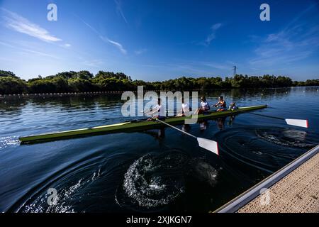 Die Paralympics PR3 Mixed Coxed Four (PR3 Mix4+) Ed Fuller, Josh O’Brien, Giedre Rakauskaite, Frankie Allen und cox Erin Kennedy während eines Trainings am Redgrave Pinsent Rowing Lake, Reading. Bilddatum: Freitag, 19. Juli 2024. Stockfoto