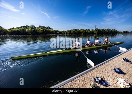 Die Paralympics PR3 Mixed Coxed Four (PR3 Mix4+) Ed Fuller, Josh O’Brien, Giedre Rakauskaite, Frankie Allen und cox Erin Kennedy während eines Trainings am Redgrave Pinsent Rowing Lake, Reading. Bilddatum: Freitag, 19. Juli 2024. Stockfoto