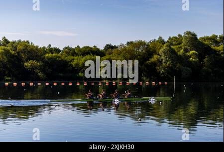 Die Paralympics PR3 Mixed Coxed Four (PR3 Mix4+) Ed Fuller, Josh O’Brien, Giedre Rakauskaite, Frankie Allen und cox Erin Kennedy während eines Trainings am Redgrave Pinsent Rowing Lake, Reading. Bilddatum: Freitag, 19. Juli 2024. Stockfoto