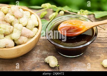 Maulbeermelasse in einer Glasschale mit frischen weißen Maulbeeren Stockfoto