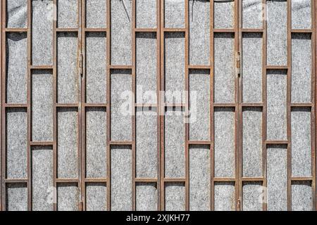 Altes Tor mit einer Abdeckung innen Stockfoto