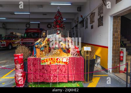 Porto, Portugal - 23. November 2023: Krippe in einem Feuerwehrhaus mit Weihnachtsdekoration in Porto oder Porto, Portugal Stockfoto