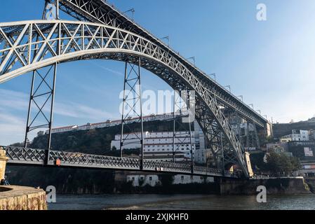 Porto, Portugal - 26. November 2023: Blick auf die Brücke Dom Luis I über den Fluss Douro in Porto oder Porto, Portugal Stockfoto