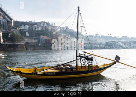 Porto, Portugal - 26. November 2023: Gelbes Frachtschiff namens Rabelo im Fluss Douro in Porto, Portugal Stockfoto