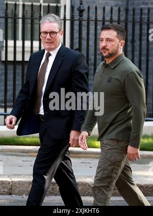 London, Großbritannien. Juli 2024. Der britische Premierminister Keir Starmer begrüßt den ukrainischen Präsidenten Wolodymyr Zelenskyy in der Downing Street 10 in London. Quelle: SOPA Images Limited/Alamy Live News Stockfoto