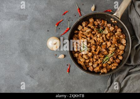 Gekochte gebratene Leber in der Pfanne auf rustikalem Hintergrund, Giblets Essen Stockfoto