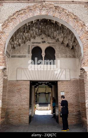 Der alte Funduk Corral del Carbón , al-fundaq al-yadida, ein spitzer Hufeisenbogen aus gewellten Ziegeln, mit Albanegas aus Aauriques, die in Gips gehauen sind Stockfoto