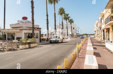 Porto Cesareo, Apulien, Italien - 8. Oktober 2023: Straße im Zentrum von Porto Cesareo, Badeort am Ionischen Meer in Apulien, Provinz Lecce. Stockfoto