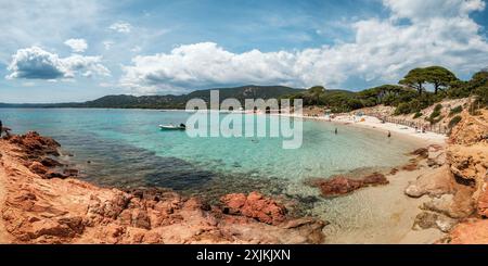 Urlauber genießen Sonne, Sand und azurblaues Mittelmeer am Strand von Palombaggia an der Südostküste der Insel Korsika Stockfoto