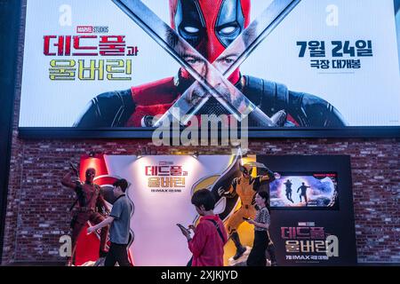 Seoul, Südkorea. Juli 2024. Die Leute laufen an einer Plakatwand des Marvel Studios Films „Deadpool & Wolverine“ in Seoul vorbei, der am 24. Juli in Südkorea veröffentlicht wird. Deadpool & Wolverine erscheint in Südkorea Credit: SOPA Images Limited/Alamy Live News Stockfoto