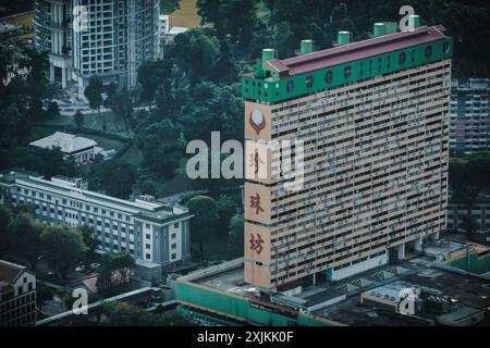 Ein Blick aus der Vogelperspektive auf den People's Park Komplex mit umliegenden Gebäuden und Grünflächen am Tag in Singapur Stockfoto