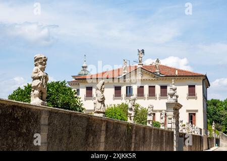 Vicenza, Italien - 6. Juli 2024: Die Villa Valmarana ai Nani hat ihren Namen von den Statuen der 17 Steinzwerge. Innenwandzeichnungen von Tiepolo. Stockfoto