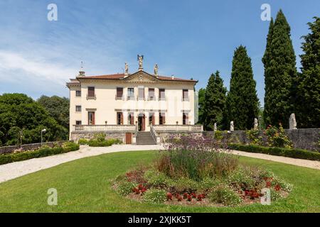 Vicenza, Italien - 6. Juli 2024: Die Villa Valmarana ai Nani hat ihren Namen von den Statuen der 17 Steinzwerge. Innenwandzeichnungen von Tiepolo. Stockfoto